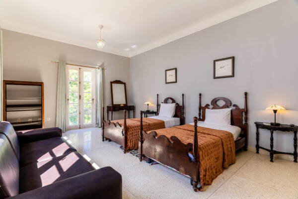 Anastasia Suite – Vintage single beds and bright windows Miramar Residence – Room Anastasia single beds and bright windows