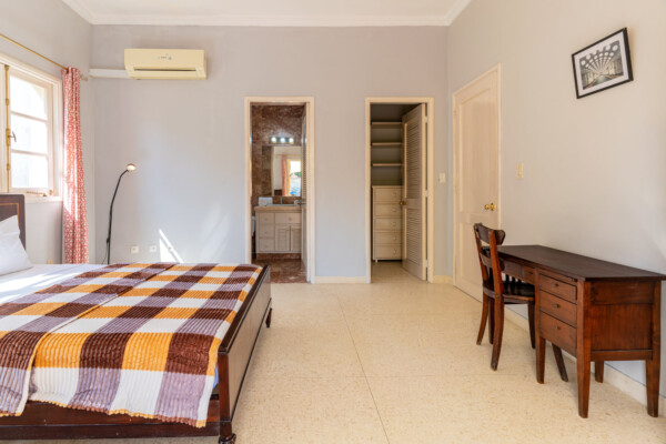 Sacha Suite – Cozy study corner and walk-in closet Miramar Residence – Room Sacha reading corner and walk-in closet