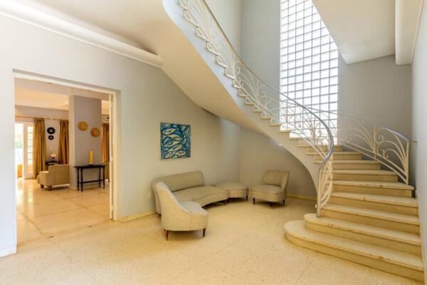 Entree – Bright foyer with natural light Miramar Residence – Entree bright foyer with natural light
