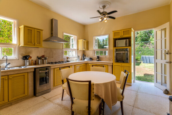 Kitchen – Large and functional design Miramar Residence – Large and modern kitchen