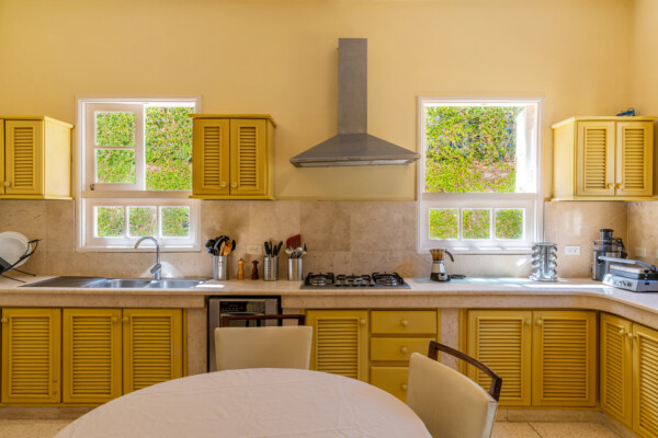 Kitchen – Bright workspace and appliances Miramar Residence – Kitchen bright workspace and appliances