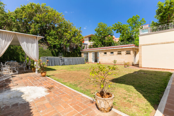 Patio – Ample relaxation area by poolside Miramar Residence – Poolside relaxation area