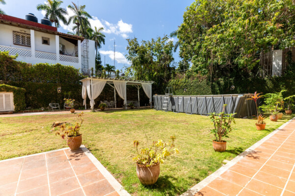 Patio – Greenery and private ambiance Miramar Residence – Patio greenery and private ambiance