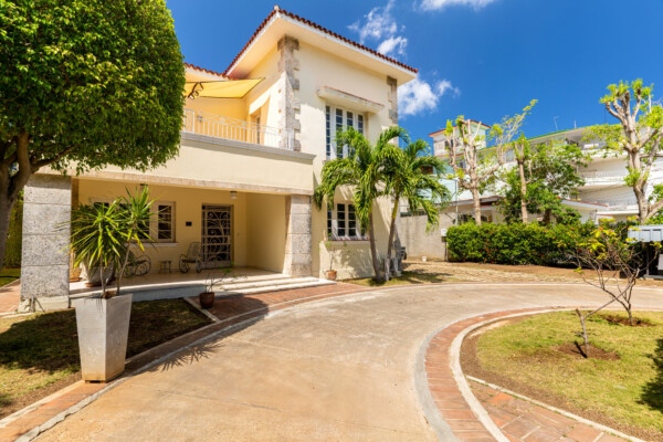 Front garden – Elegant driveway and forecourt Miramar Residence – Front garden with arched driveway and elegant landscaping