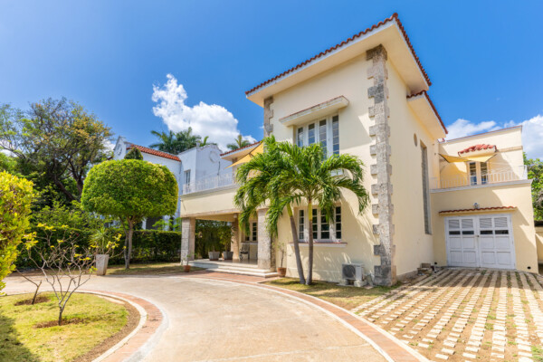 Front garden – Garage and car porch Miramar Residence – Front garden garage and car porch