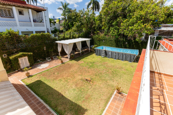 Patio – Lush garden with pool, pergola and seating Miramar Residence – Patio pool with garden surroundings