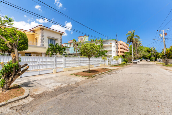 Front garden – View of the house from the street Miramar Residence – Front view of house and entrance